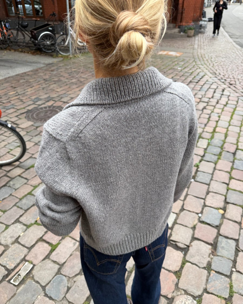 Kvinde iført lysegrå Petra Jacket set bagfra