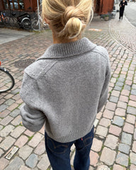Kvinde iført lysegrå Petra Jacket set bagfra