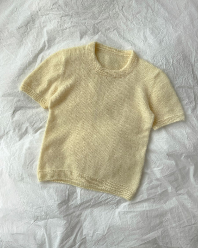 Kvinde iført rød Poppy Tee