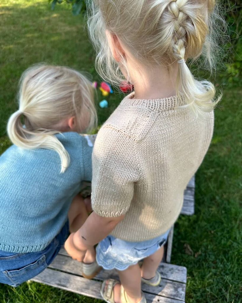 Pige iført beige Poppy Tee Junior