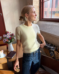 Kvinde iført gul Poppy Tee