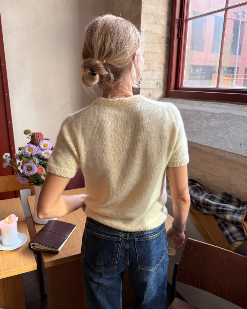 Kvinde iført gul Poppy Tee set bagfra