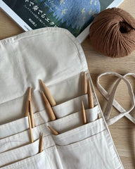 Nærbillede af Knitter's Needle Case pindeetui til rundpinde med strikkepinde i