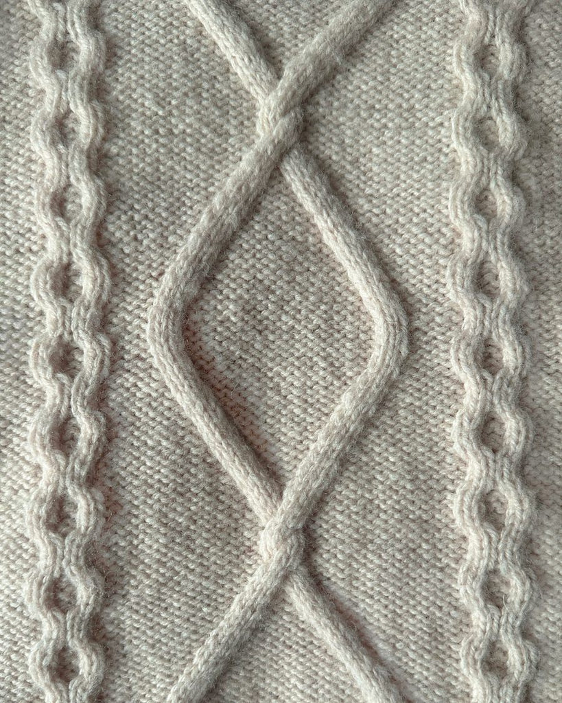 Closeup af snoninger og mønster på hvid Saga Sweater