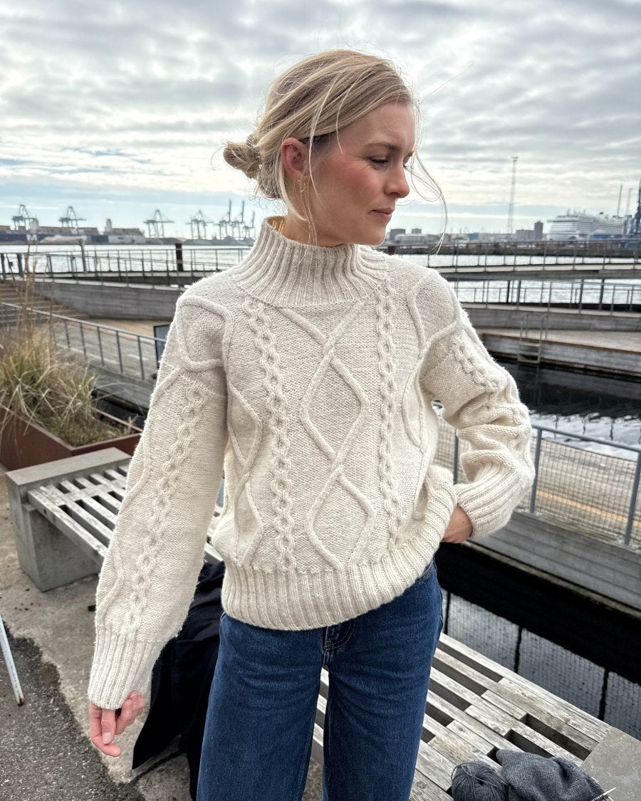 Kvinde iført hvid Saga Sweater