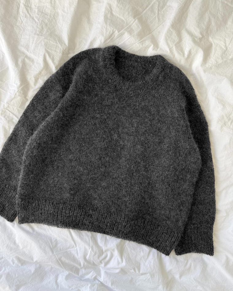 Kvinde iført hvidnistret Sonja Sweater et fra ryggen