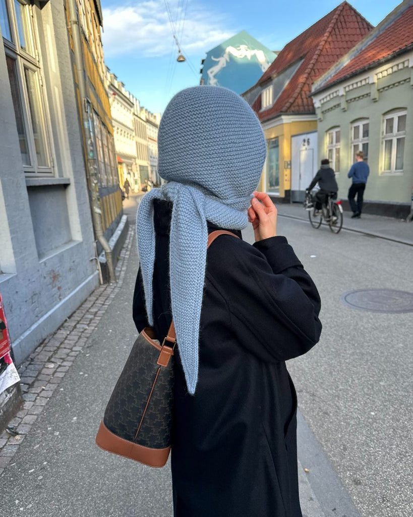 Kvinde iført blå Sophie Hood set bagfra