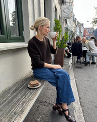 Kvinde iført brun Stockholm Sweater 