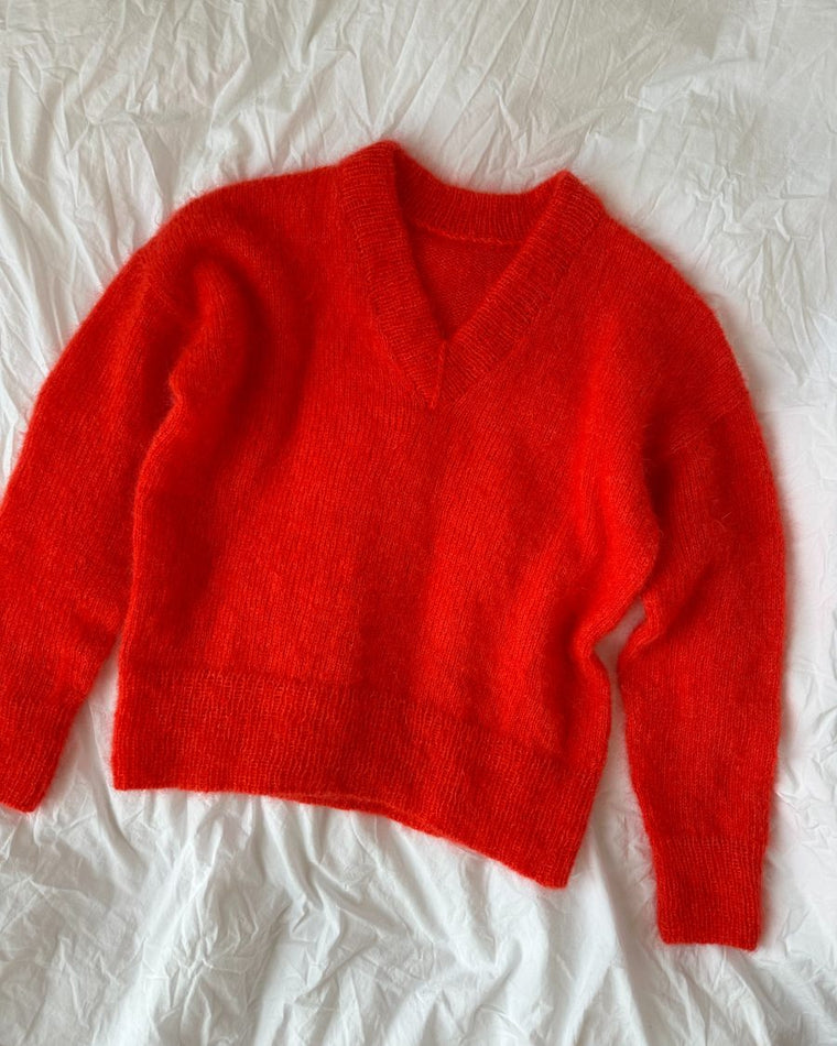 Kvinde iført blå Stockholm Sweater V-neck