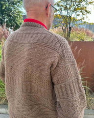 Mand iført brun Storm Sweater Man set fra siden/ryggen
