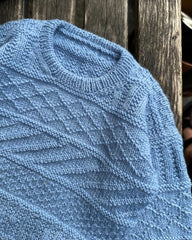 Lyseblå Storm Sweater Baby liggende på bænk