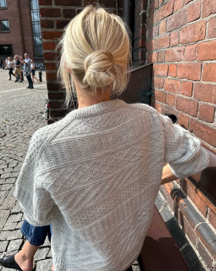 Kvinde iført lysegrå Storm Sweater set bagfra