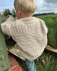 Barn iført lysbeige Storm Sweater Junior 