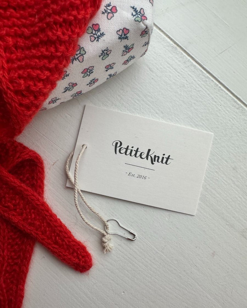 Strikkemærke med petiteknit logo på bagsiden