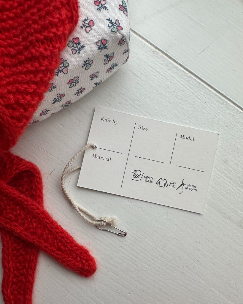 Petiteknit strikkemærke  ved siden af sophie scarf