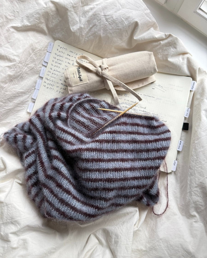 Procesbillede af Frankie Blouse med noter og Knotter's Needle Case pindeetui til strømpepinde