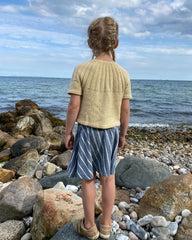 Pige iført gul Sunday Tee Junior 