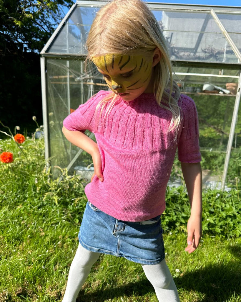 Pige iført pink Sunday Tee Junior 