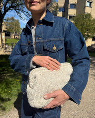 Kvinde med beige Teddy Clutch under armen