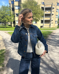Kvinde med beige Teddy Clutch under armen