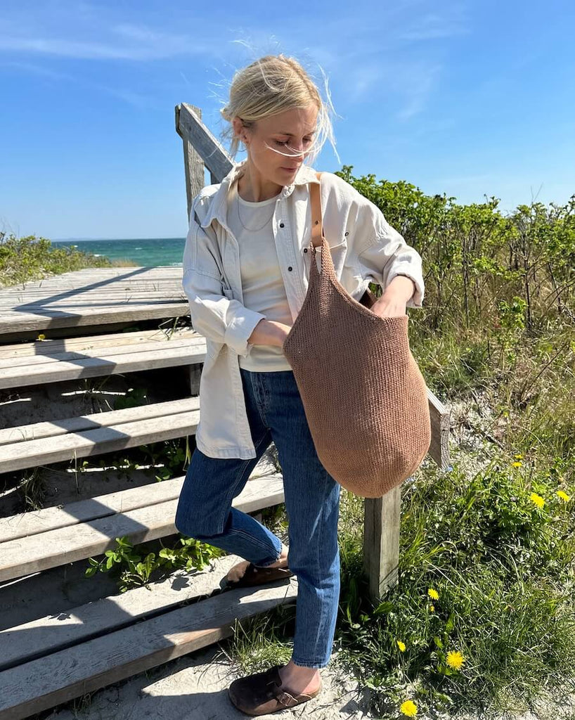 Kvinde med brun Terrazzo Bag