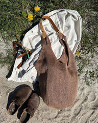 Terrazzo bag med læderstrop på strand