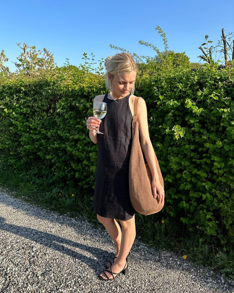 Brun terazzo bag på skulder af  kvinde