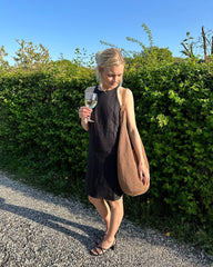 Brun terazzo bag på skulder af  kvinde