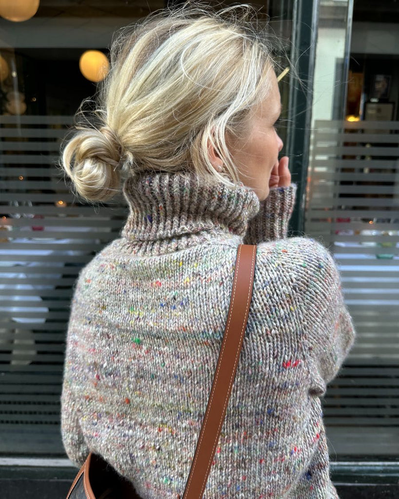 Kvinde iført multifarvet Terrazzo Sweater set bagfra