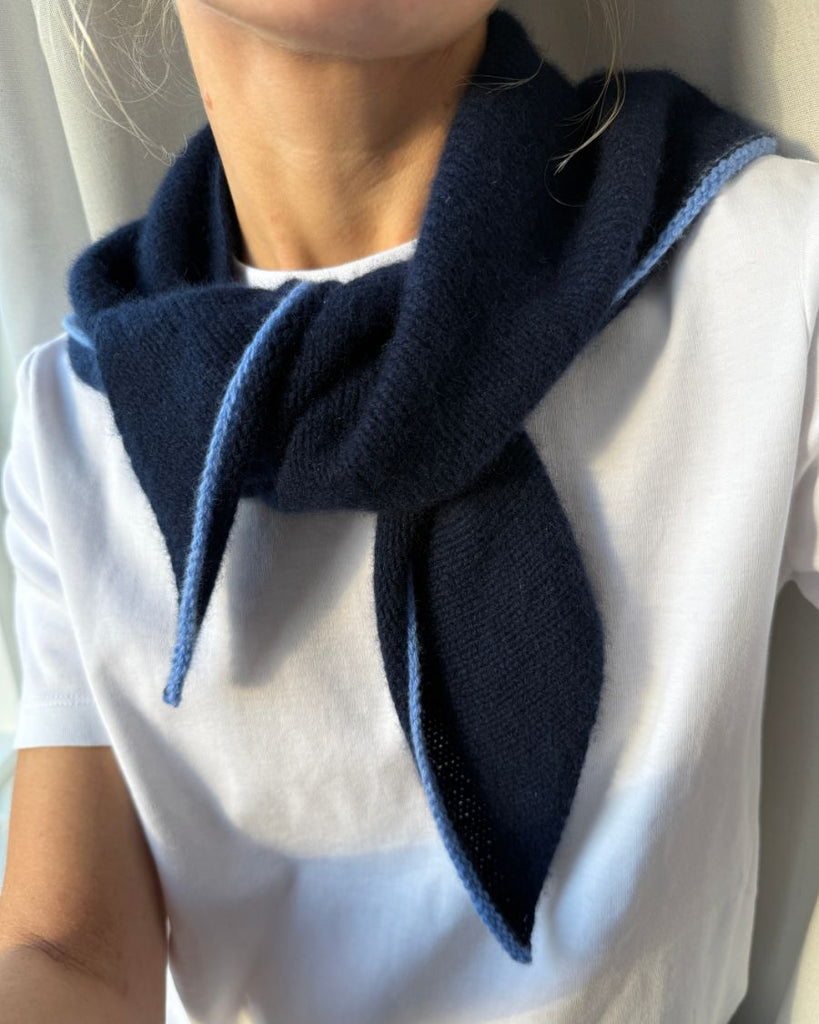 Kvinde med blåt Uma Scarf