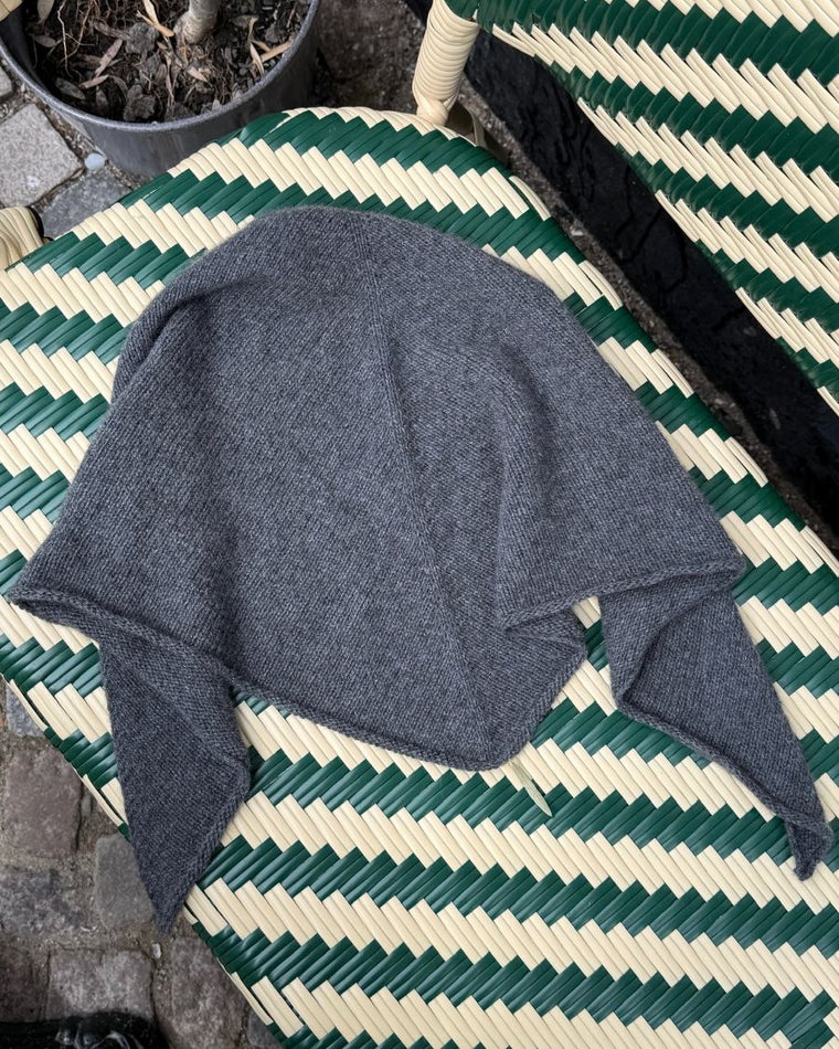 Kvinde med blåt Uma Scarf