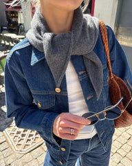 Kvinde med gråt Uma Scarf om skuldrene 
