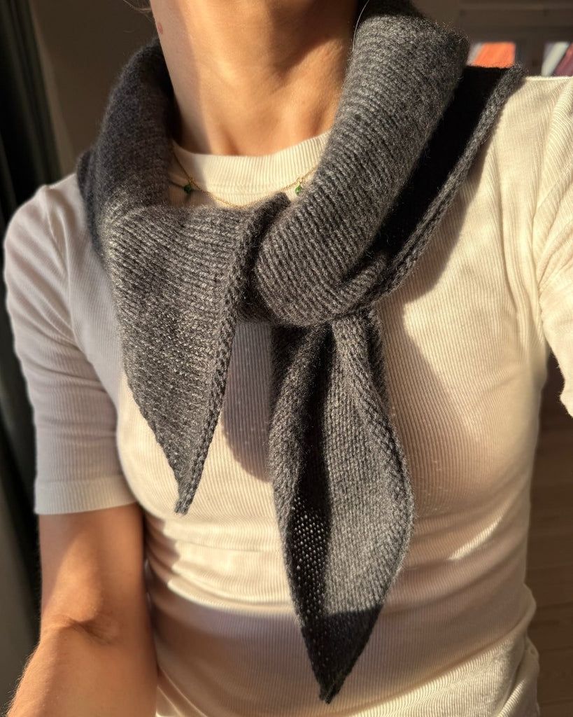Kvinde med gråt Uma Scarf