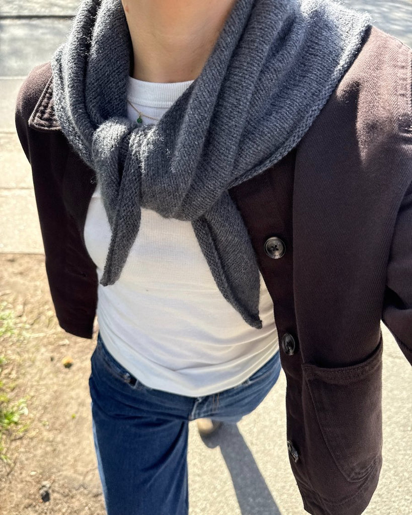 Kvinde med gråt Uma Scarf om skuldrene 