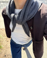 Kvinde med gråt Uma Scarf om skuldrene 