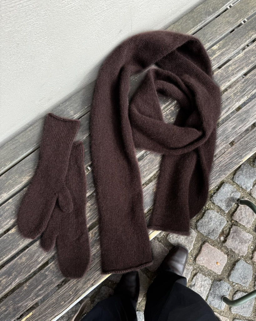Brunt Vienna Set liggende på ænk