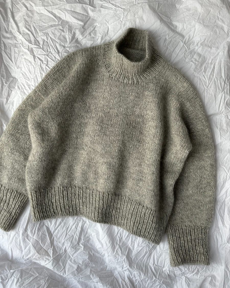 Kvinde med lysegrå Weekend Sweater over skuldrene