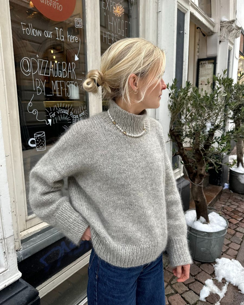 Kvinde iført lysegrå Weekend Sweater