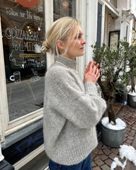Kvinde iført lysegrå Weekend Sweater set fra siden