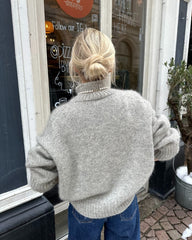 Kvinde iført lysegrå Weekend Sweater set bagfra