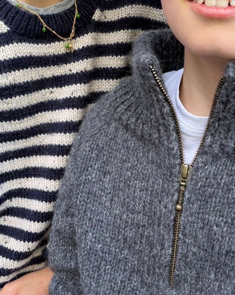 Dreng iført møkegrå Zipper Sweater Junior sammen med kvinde iført Olga Sweater