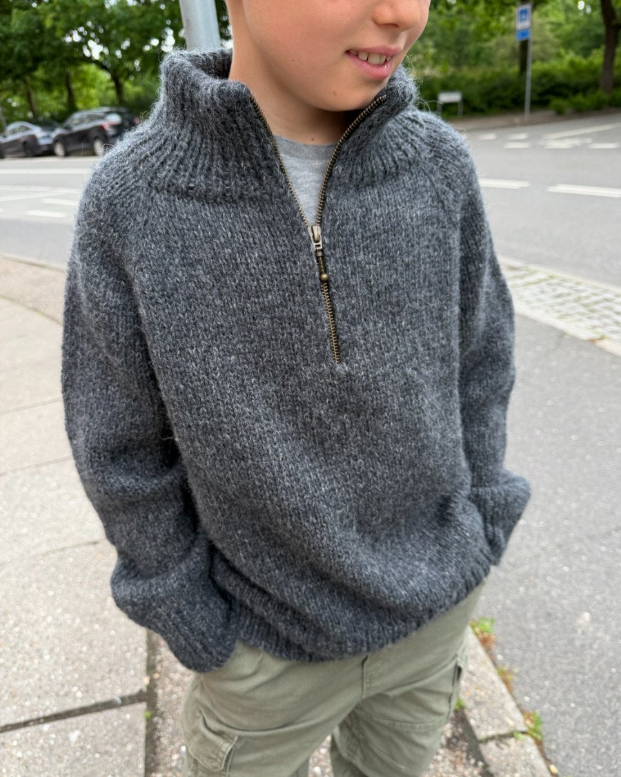Dreng iført møkegrå Zipper Sweater Junior