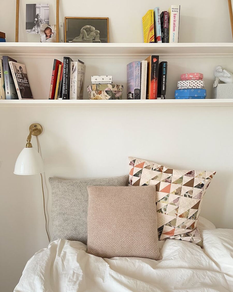 2 Honey pillow med bagbeklædning stående i seng