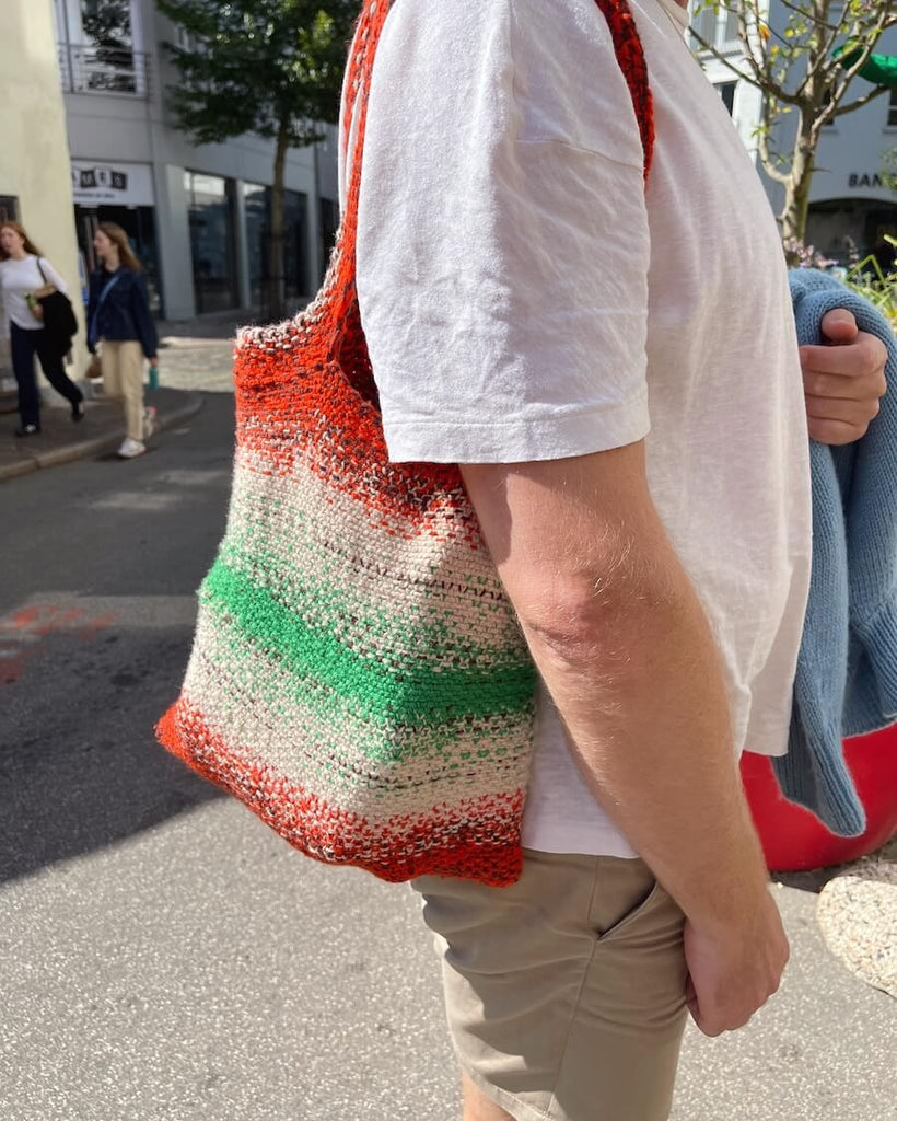Mand med rød, hvid og grøn Technicolor Tote Bag