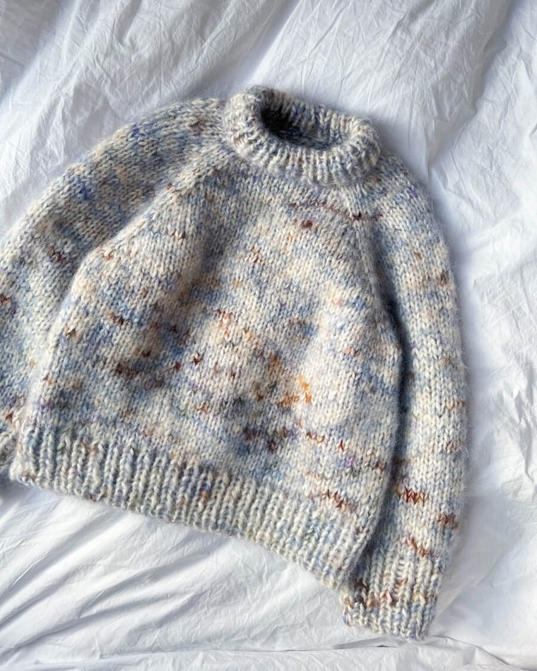 Barn iført blå Marble Sweater Junior