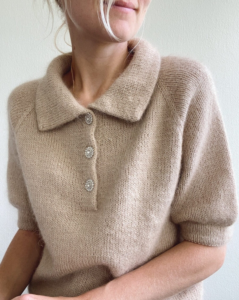 Kvinde iført beige Maude Tee