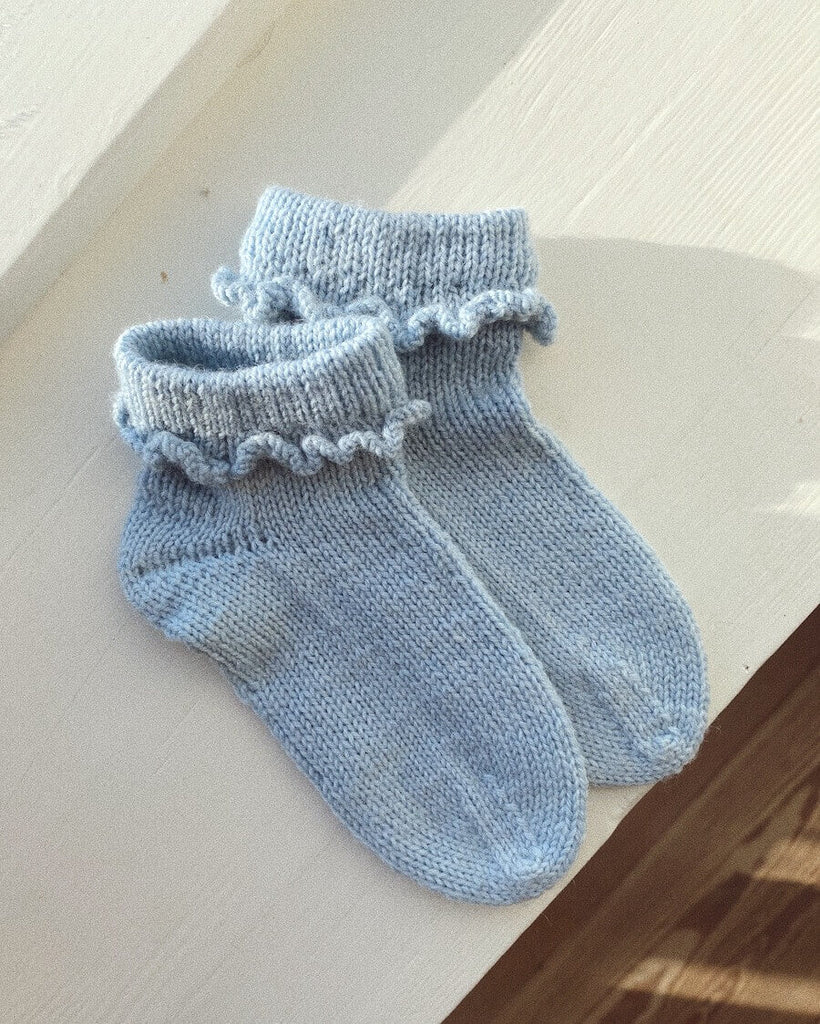 Liggebillede af lyseblå Ruffle Socks Junior 