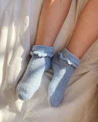 Barn iført lyseblå Ruffle Socks Junior 