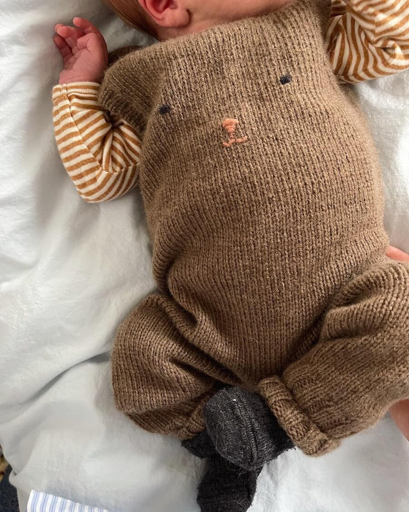 Baby iført brune Teddy Pants 