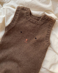 Brune Teddy Pants liggende på dyne